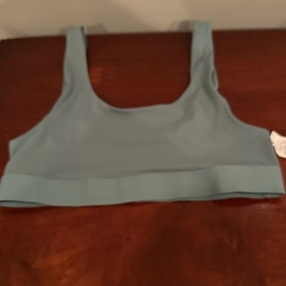 Old Navy Green Lightweight Sports Bra Tank NWT - Picture 8 of 8